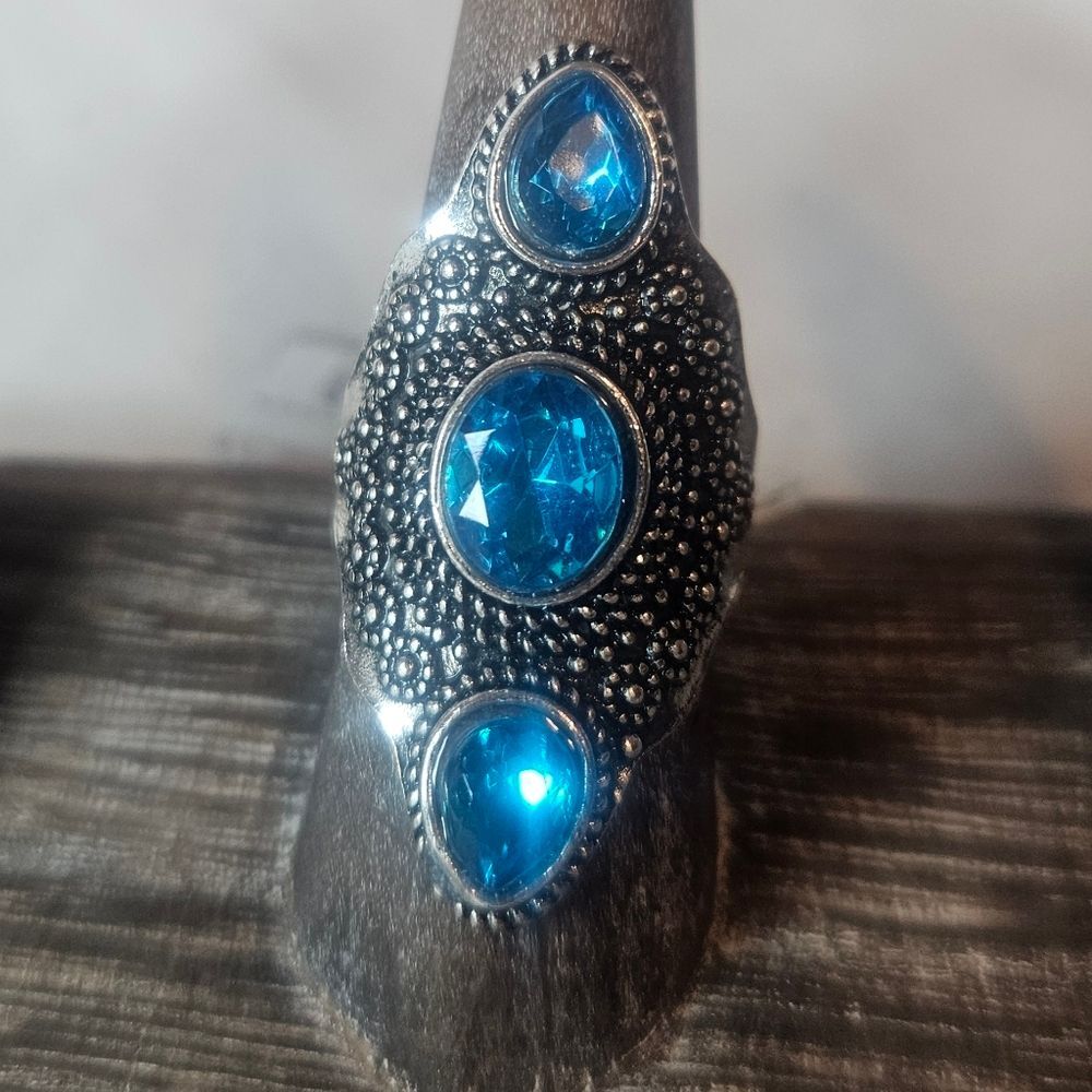 Intricate Carved Silver Tone 3 Stone Ocean Blue Long Rhinestone Ring Sz 8 NWT